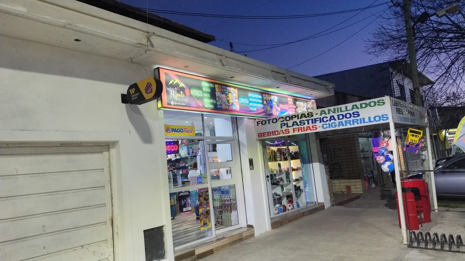 Fachada y marquesina iluminada de Monte Tinta en Av. Nicolás Bruzone 837