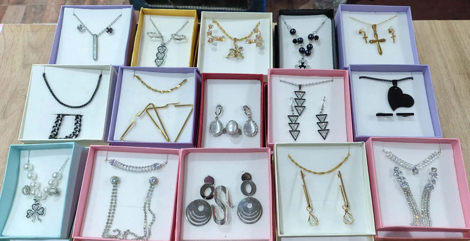 Cajas de regalo con aros, cadenas y pulseras de acero quirúrgico