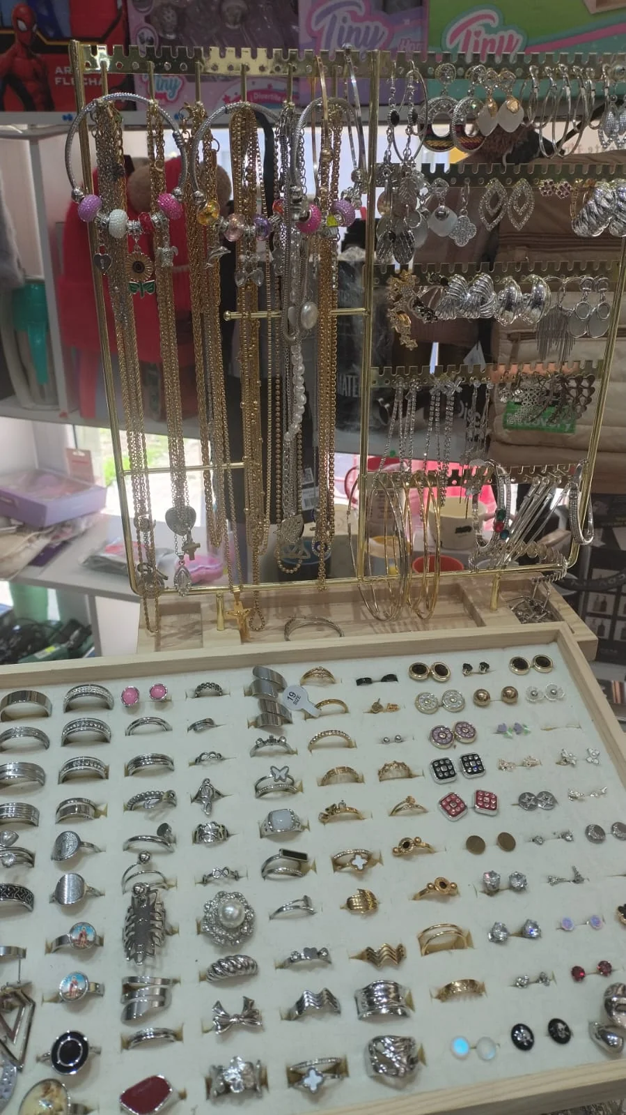 Torre y exhibidor de bijouterie y aros de acero quirúrgico