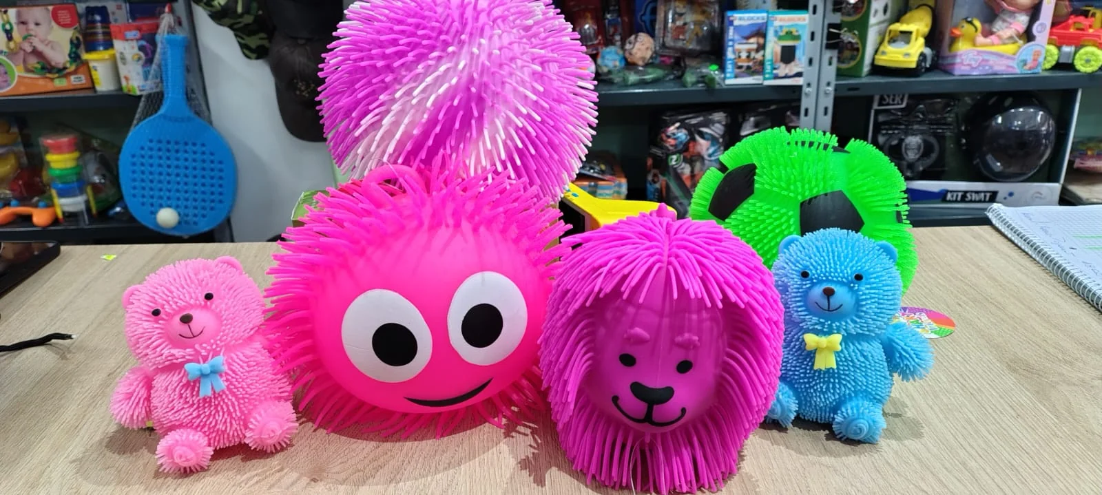 Peluches suaves y muñecos infantiles en diferentes colores